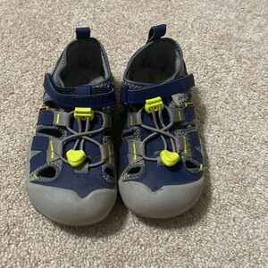 Boys sandals/water shoes
